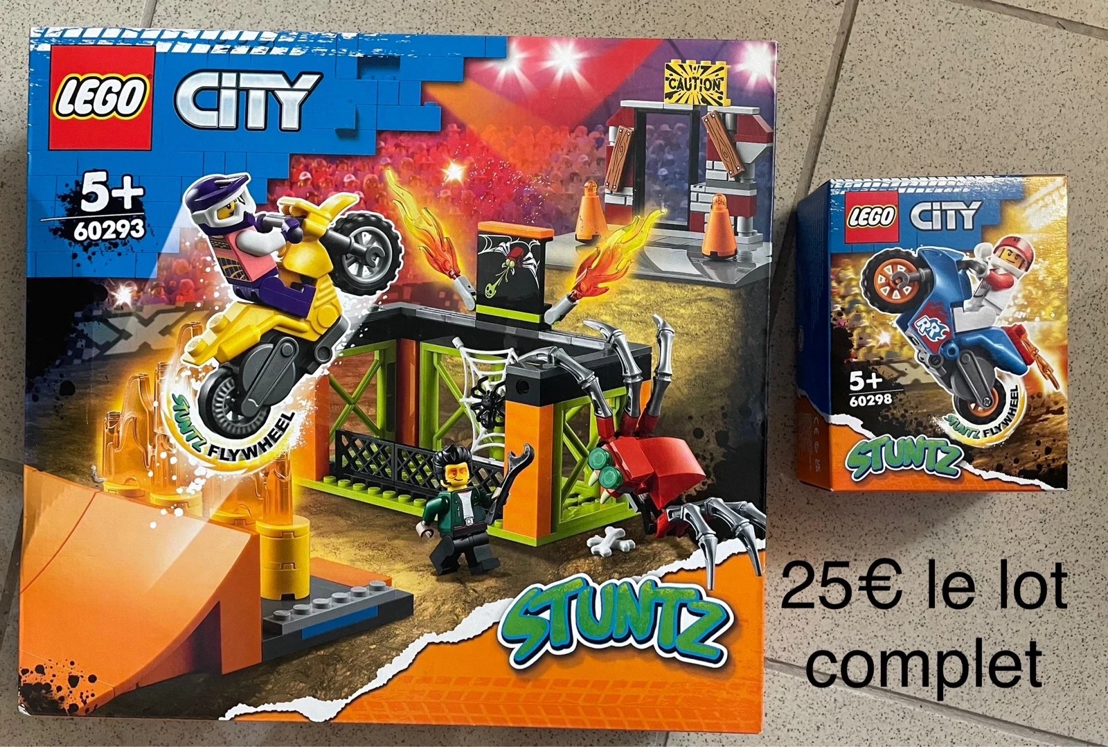 LEGO 60293 City Stuntz L'Aire d'entraînement des cascadeurs et 60298 la moto cascade fusée